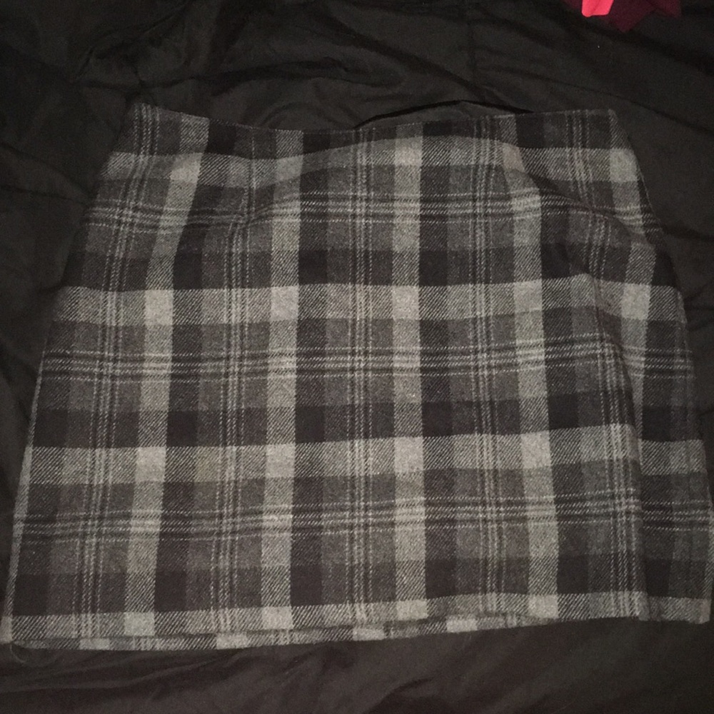 PLAID GREY AND BLACK SKIRT